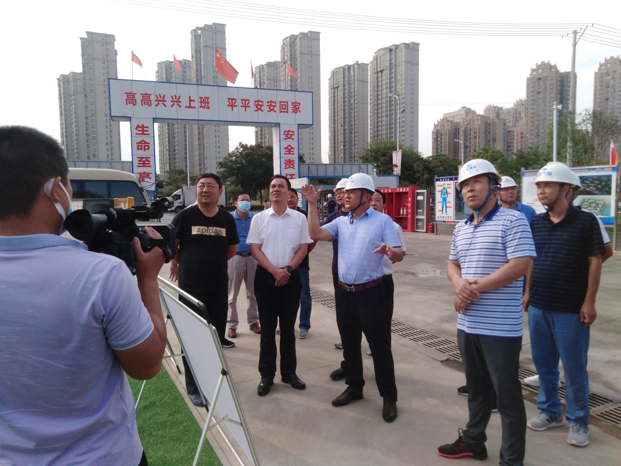 2021年7月27日霍邱县县委领导莅临C区安置房工程一区项目现场指导工